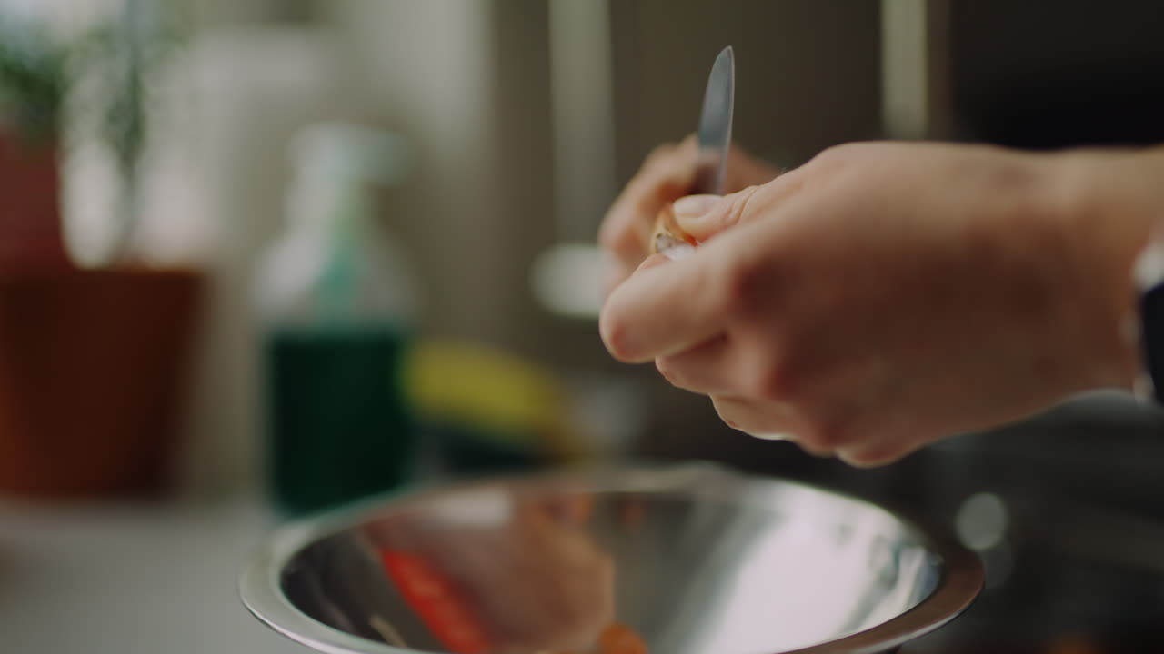 mujer pelando cebollas en la cocina preparando la comida cocinando