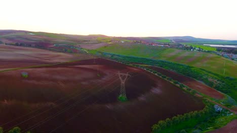 Toma-Aérea-De-Drones-De-Tierras-Agrícolas-Aradas-Al-Atardecer