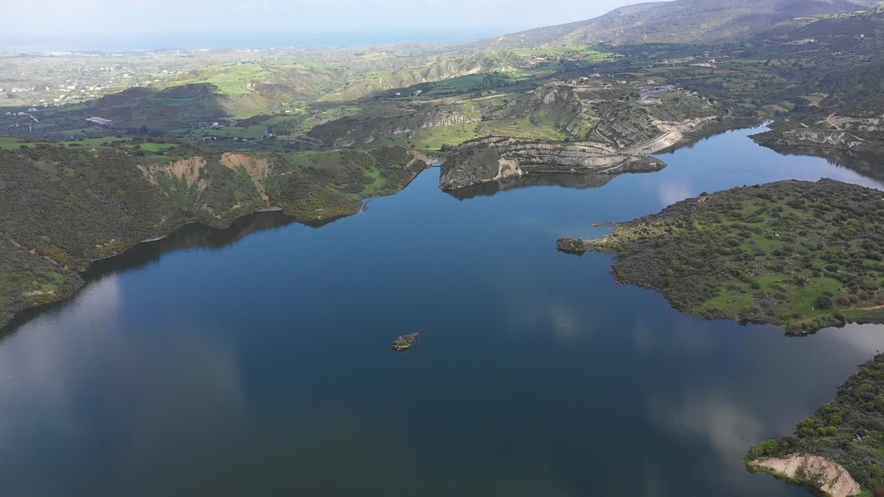 키프로스의 파포스 시를 향해 날아가는 에브레투 댐 상공의 공중 드론