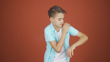 boy with shoulder pain.