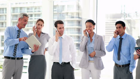 Gente-De-Negocios-Teniendo-Una-Llamada-Telefónica-Y-Usando-Una-Tableta-