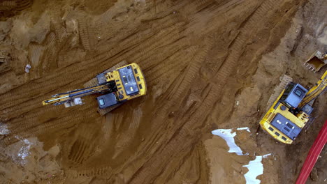 drone ojo de pájaro antena ascender sitio de trabajo múltiples excavadoras amarillas excavando barro de suciedad