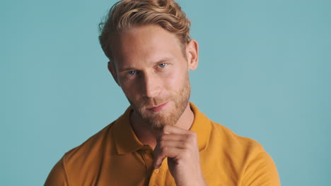 Modelo-Masculino-En-Camiseta-Polo-Posando