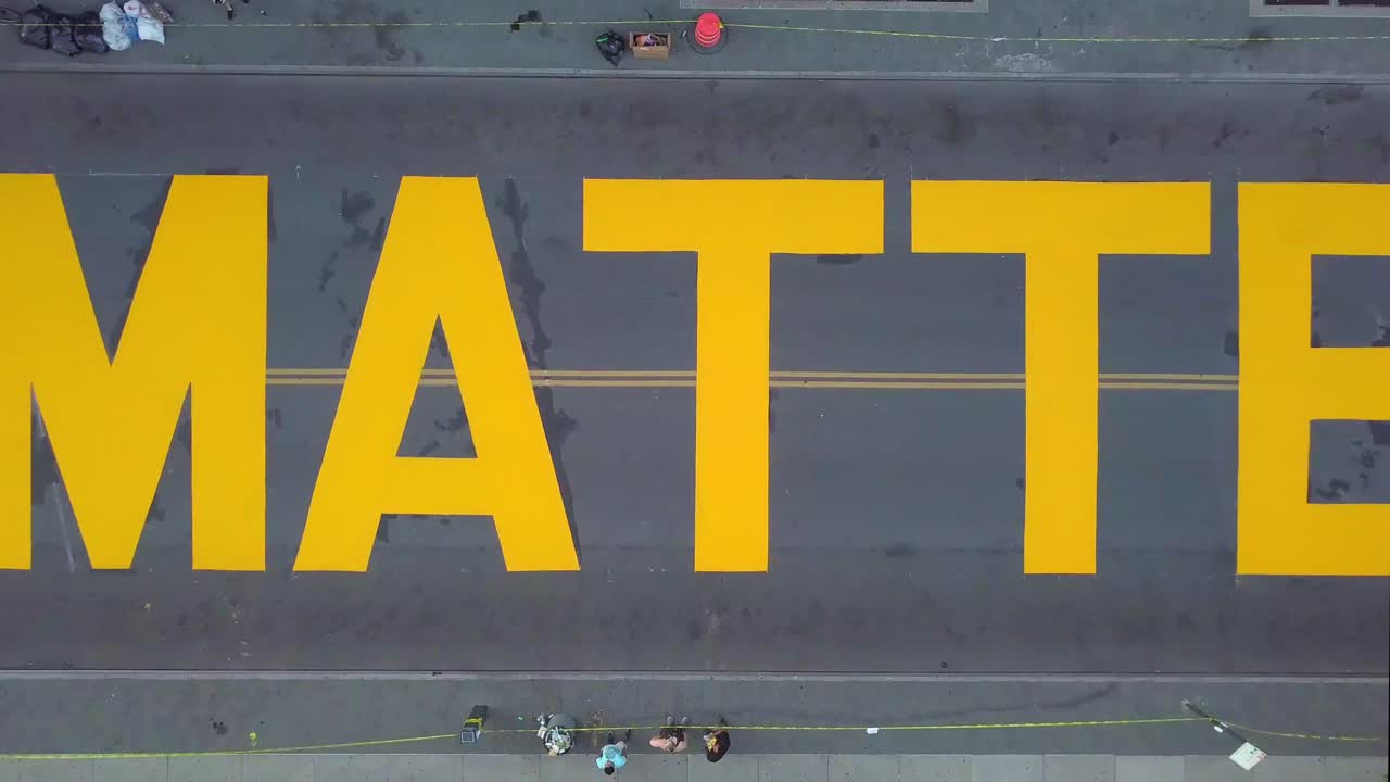 뉴욕에서 blm 벽화 위로 이동하는 조감도