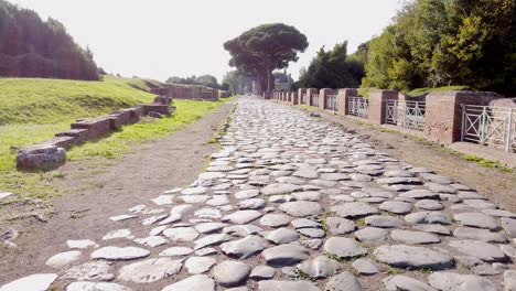 Camino-Romano-Cubierto-De-Bloques-De-Piedra-En-La-Entrada-De-Ostia-Antica,-Un-Sitio-Arqueológico-De-Fama-Mundial