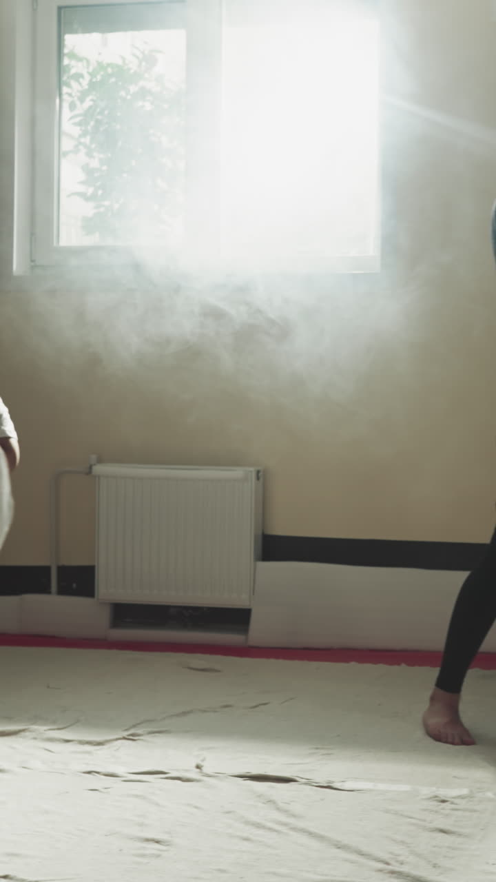 los niños con atletas adultos hacen entrenamiento de taekwondo en el club deportivo. los niños y niñas hacen ejercicios de kickboxing con luchadores profesionales en el gimnasio en cámara lenta