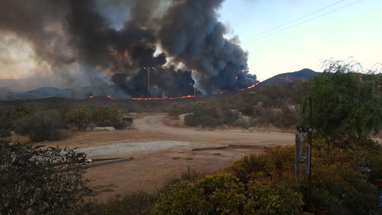 거대한 검은 연기를 공중으로 내뿜는 페어뷰 화재의 거리