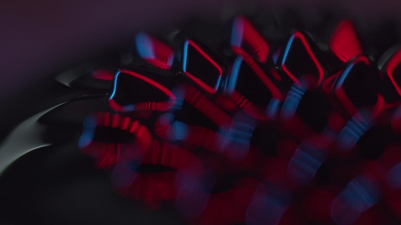 væske, der danner spidser i en mørk abstrakt atmosfære