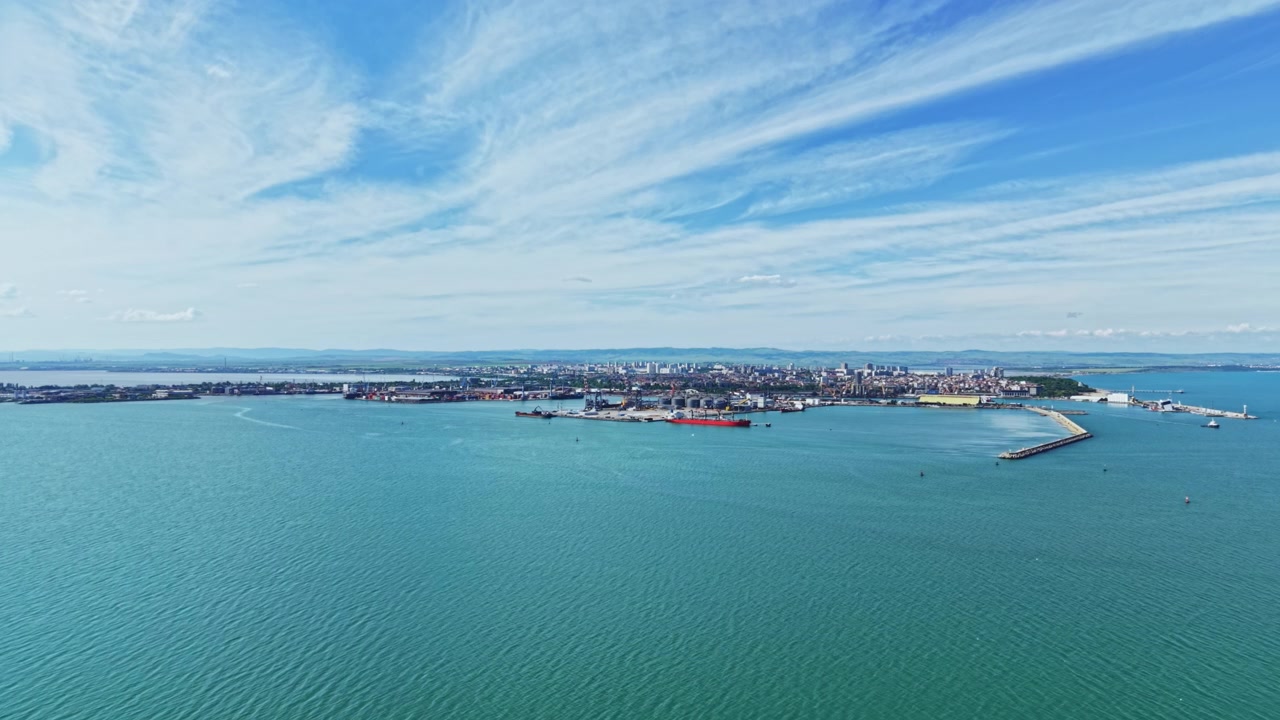 Veduta paesaggistica tranquilla. Tranquilla vista panoramica sull'acqua. Rilassante vista aerea di mare e città. Scena serena e calma con barche che si affacciano sull'acqua e sullo skyline.