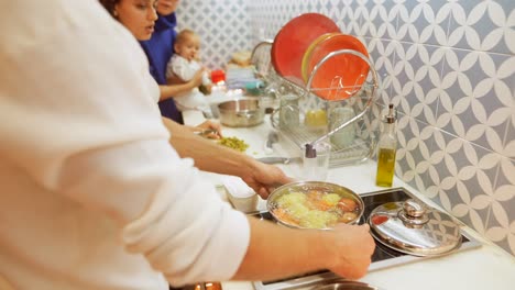 la familia cocinando juntos