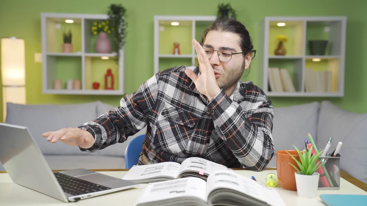 시험 결과에 만족하는 젊은 학생은 행복해집니다.