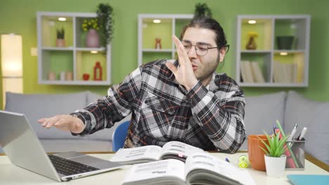 el joven estudiante que está contento con los resultados del examen se vuelve feliz.