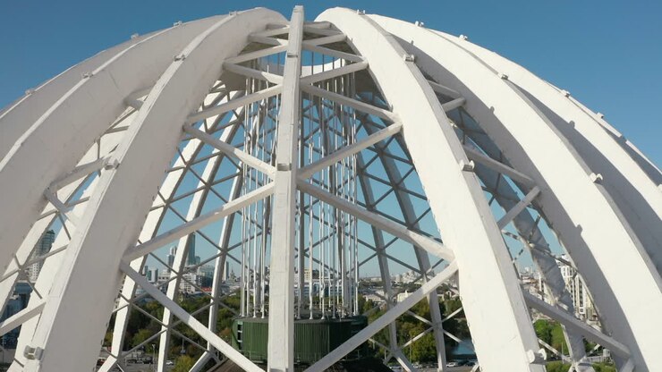 Estructura de cúpula esférica blanca con vigas de soporte metálicas