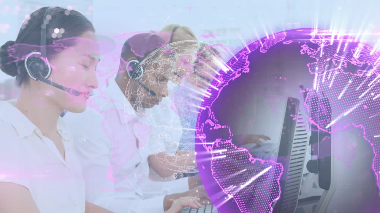 animación del globo y el mapa del mundo sobre personas de negocios que usan auriculares de teléfono