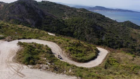 Atv-Todoterreno-En-Montañas-Con-Vista-Al-Mar