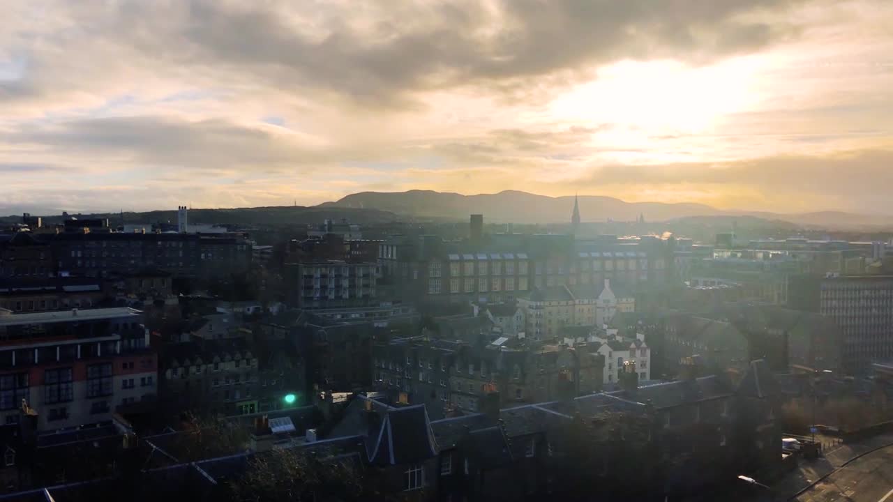 골든 아워에 도시를 가로지르는 느린 팬