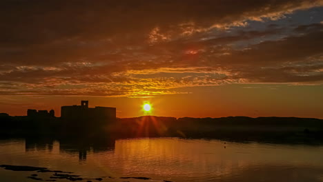 Tiro-De-Lapso-De-Tiempo-De-La-Puesta-De-Sol-Dorada-En-El-Horizonte-En-El-Lago-En-Marruecos,-áfrica-Durante-El-Verano