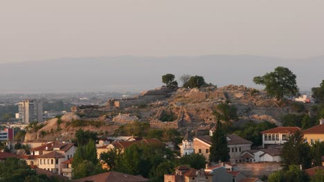 Una-Vista-De-La-Colina-Nebet-Tepe-Iluminada-Por-La-Puesta-De-Sol