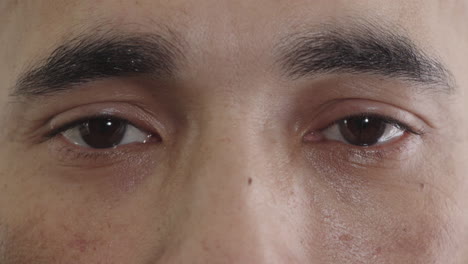 primer plano de un hombre hispano ojos mirando a la cámara reflexión contemplativa visión vista
