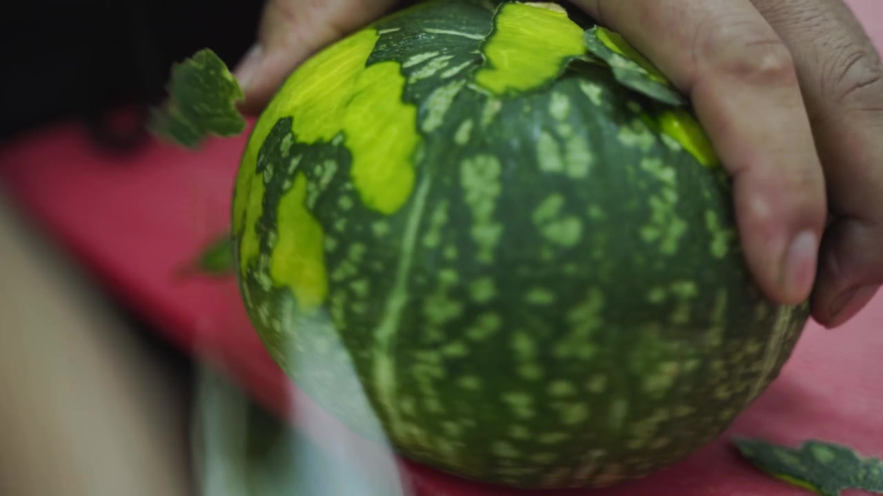Courge épluchée et prête à être cuisinée, filmée à vitesse normale avec flou de mouvement naturel