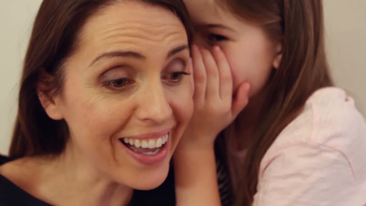 딸이 엄마의 귀에 속삭이는