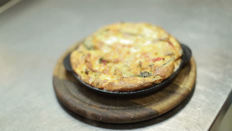 pizza italiana con ingredientes