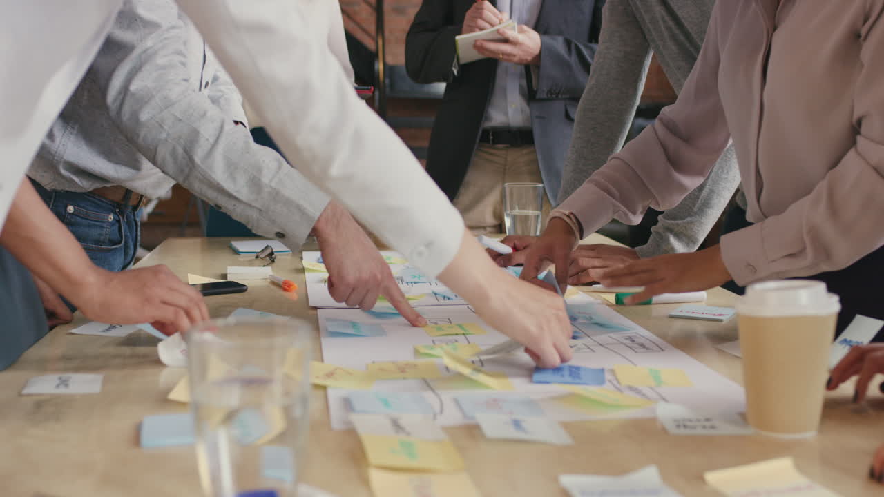 steadicam filmó la reunión de un equipo de negocios creativo y diverso.