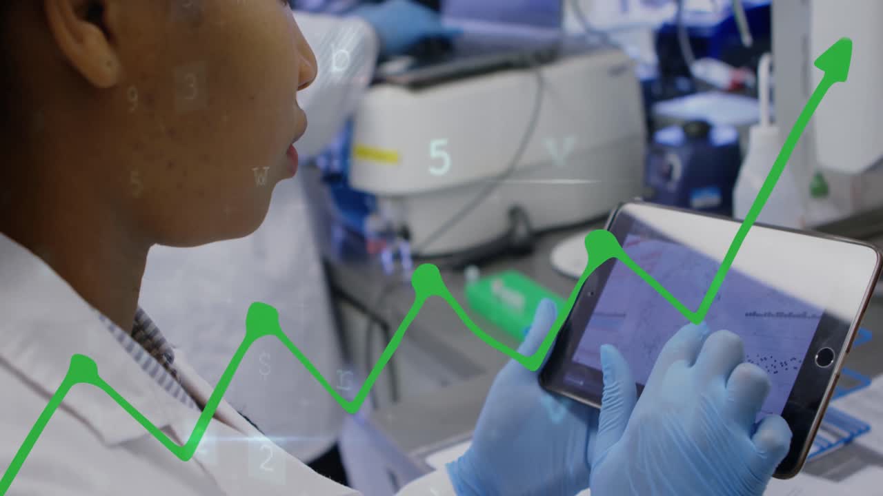 animación de gráfico financiero sobre trabajadora biracial usando una tableta