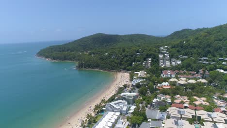 Una-Vista-Aérea-Muestra-A-Los-Turistas-Disfrutando-De-La-Playa-En-La-Comarca-De-Noosa-En-Queensland,-Australia