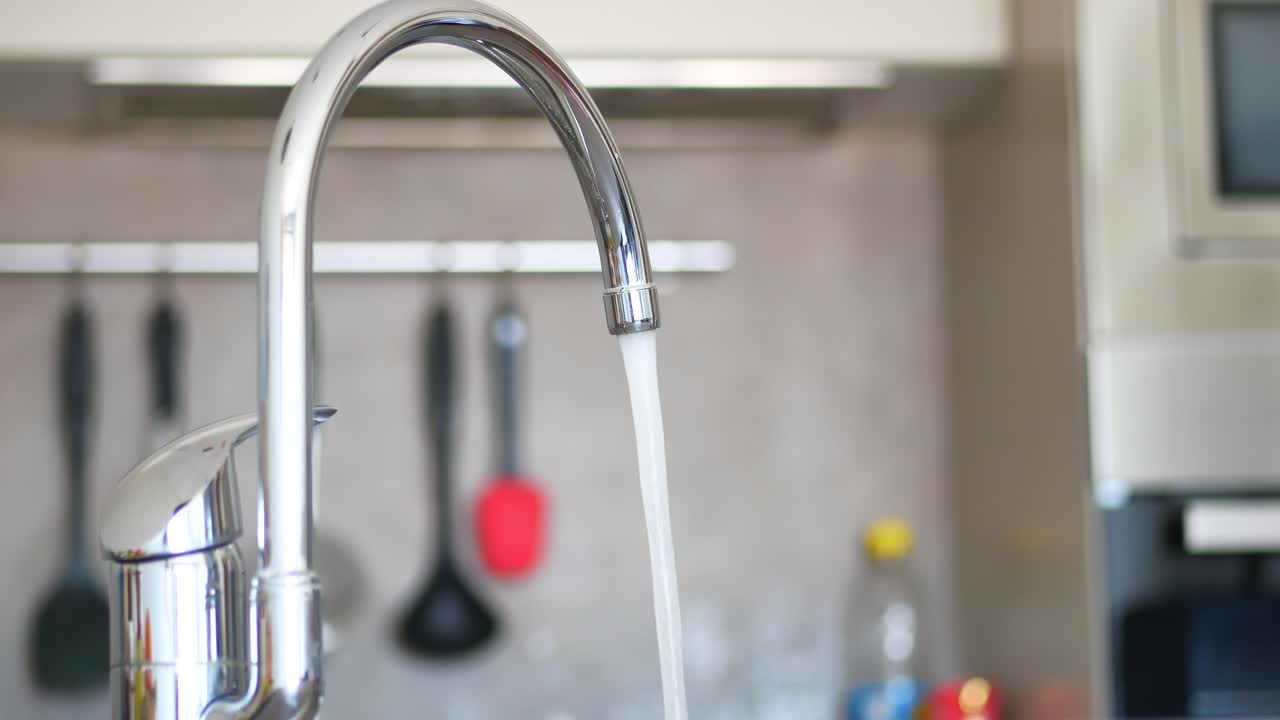 grifo de cocina con agua corriente