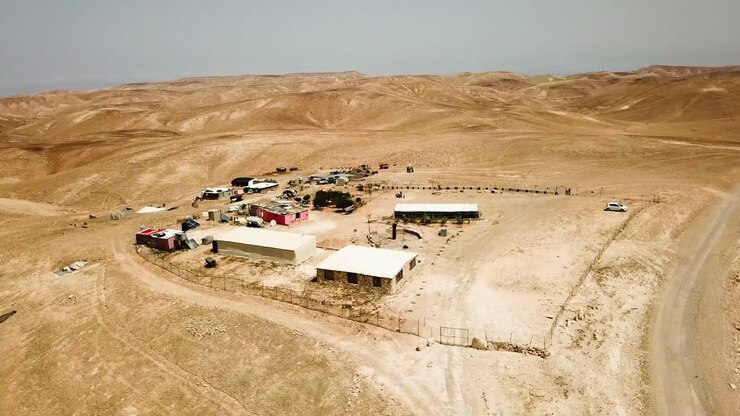 Veduta aerea a 180° di un campeggio nel deserto