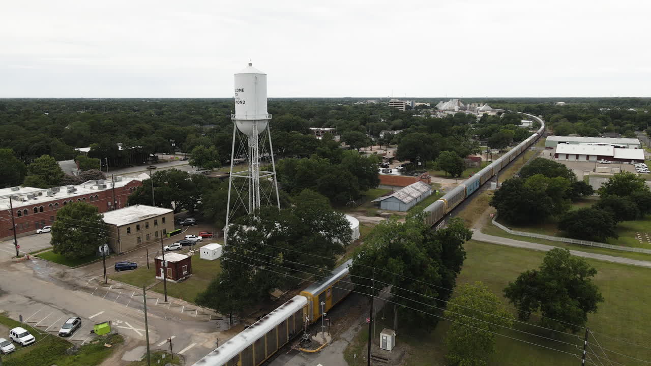 작은 텍사스 마을을 통과하는 화물 열차