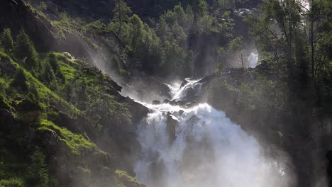 Wasserfall-Latefossen-Odda-Norwegen.-Latefoss-Ist-Ein-Mächtiger-Zwillingswasserfall.