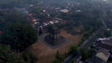 templo y municipio de mendut en java central, indonesia, vista aérea desde un avión no tripulado
