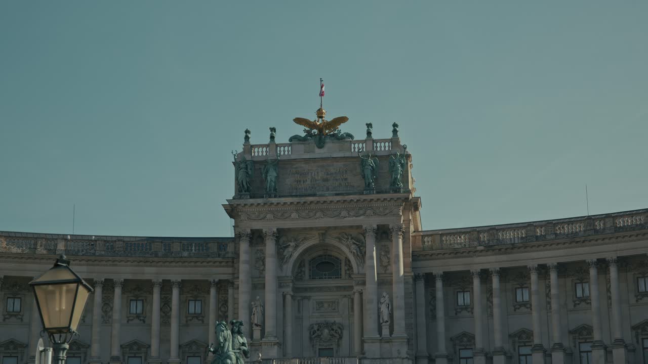 ornamentada fachada del palacio de hofburg bajo un cielo despejado en viena, austria