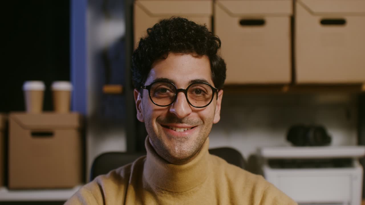 hombre en una oficina