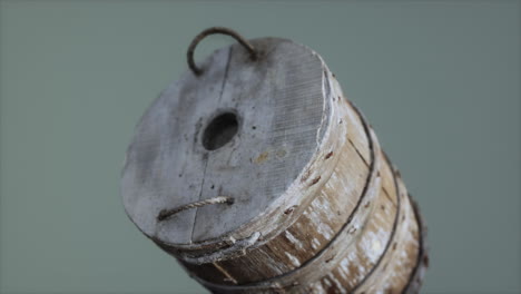 viejo cubo de madera oxidado usado