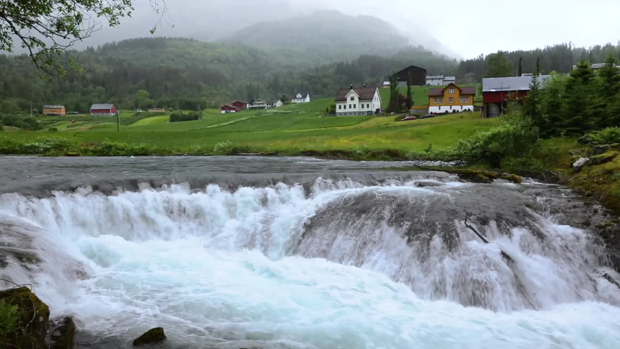 el lago lovatnet es una naturaleza hermosa de noruega.