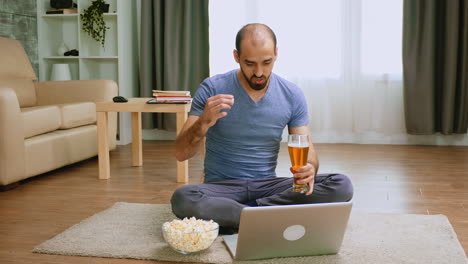 Mann-Mit-Bier-Und-Popcorn-Beim-Videoanruf