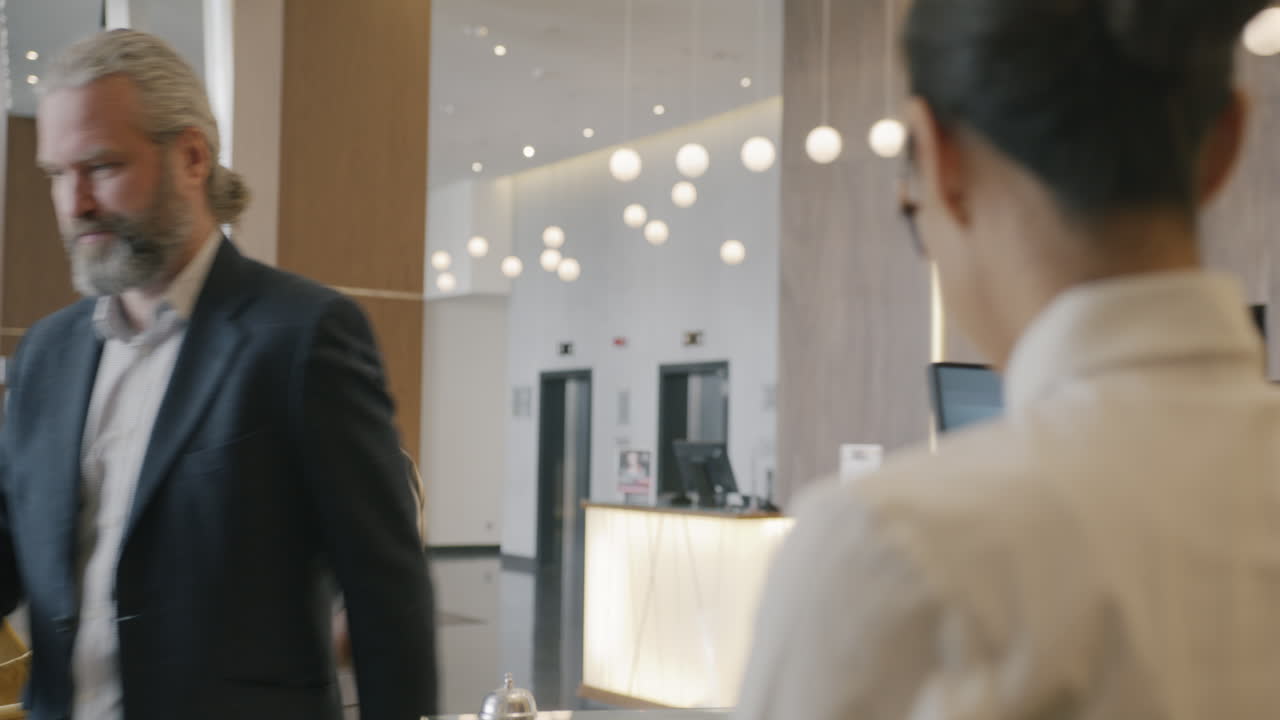 Interazione alla reception di un hotel