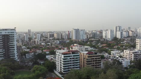 drone volando sobre el parque mirador hacia atrás. santo domingo