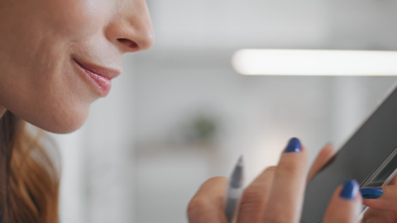labios del gerente hablando de teléfono inteligente en primer plano. mujer sonriente sosteniendo el teléfono móvil en la mano
