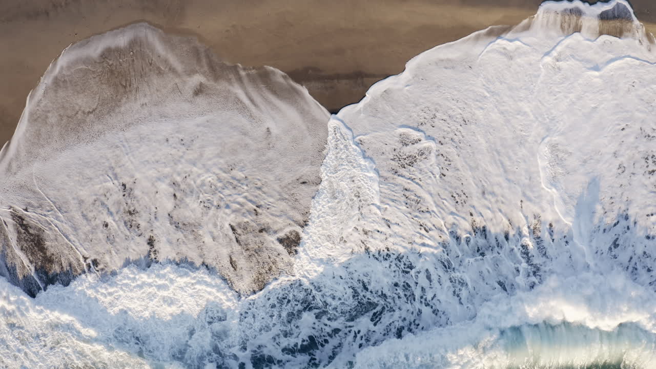 брызги и пена океанских волн