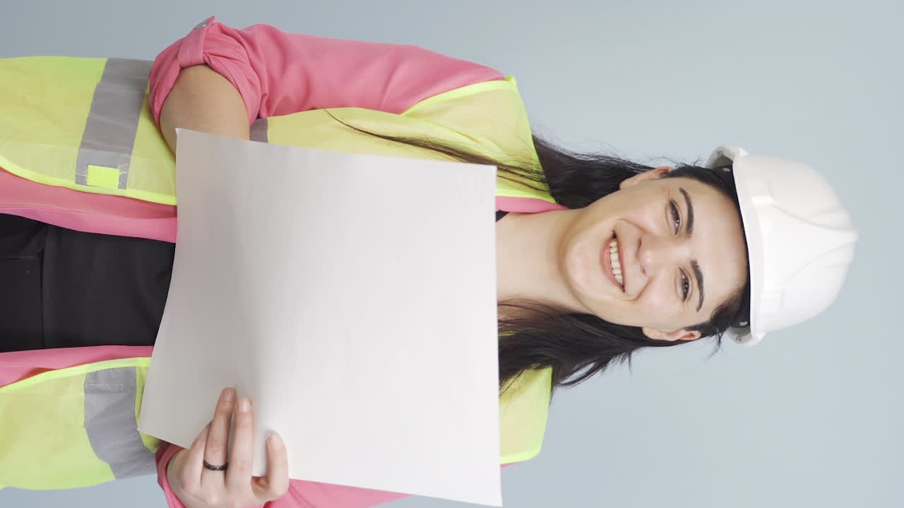el video vertical del ingeniero sosteniendo el proyecto se ríe.