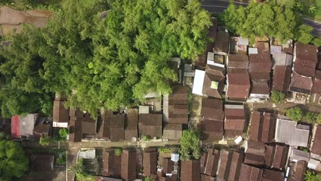 Vista-Aérea-De-Viviendas-Y-Terrazas-De-Arroz-Que-Están-Divididas-Por-Carretera-Tomada-De-Cámara-De-Drones