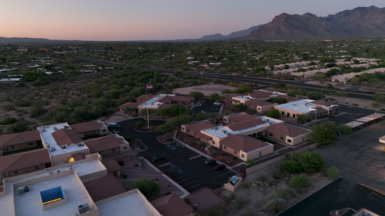 Aften-droneoptagelse af Tucson, Arizona, der roterer.