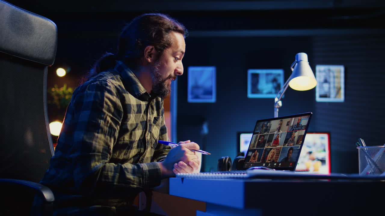dipendente che lavora a casa che parla con i colleghi di lavoro durante una videoconferenza