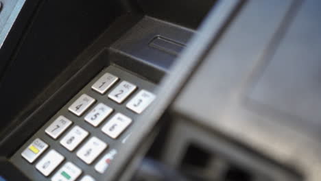 inclinar hacia abajo sobre el teclado numérico de la tarjeta de crédito