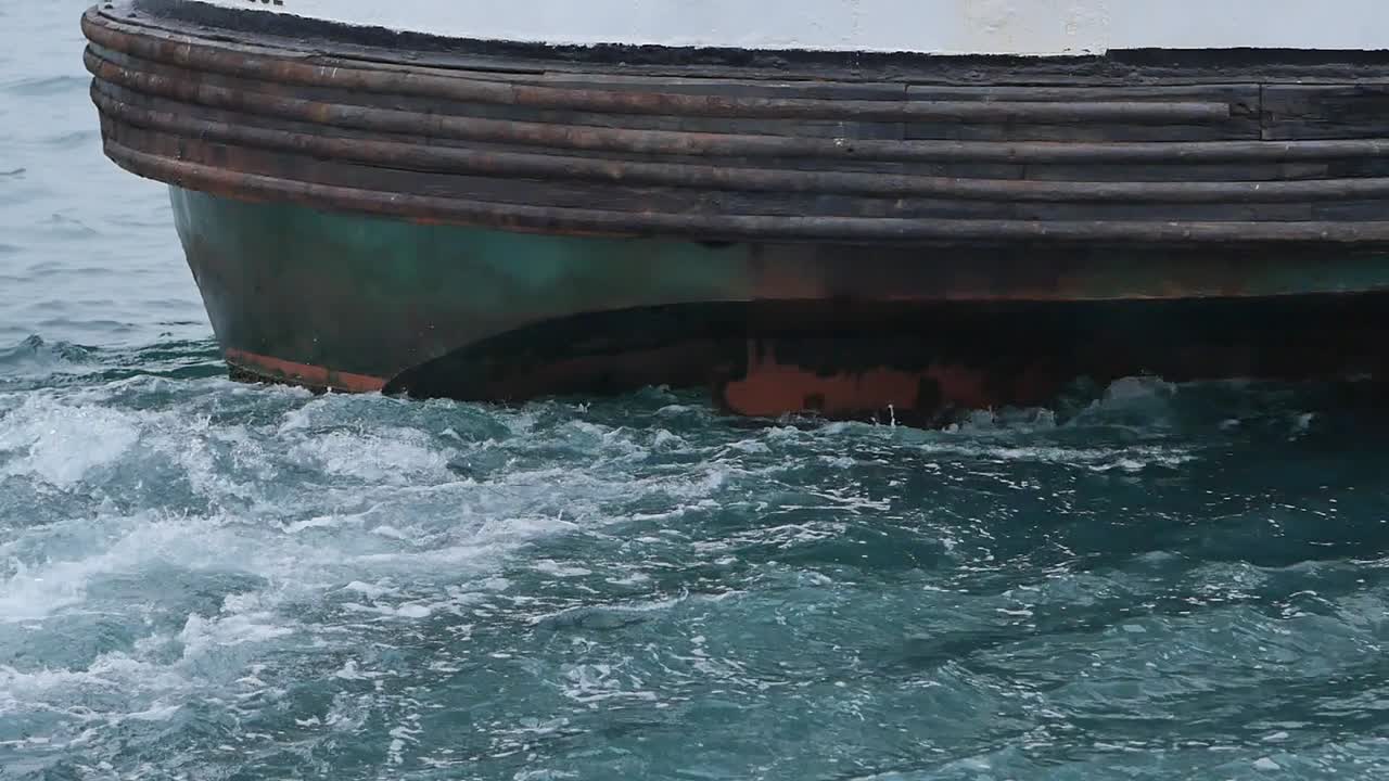 Текстура синего моря с волнами и пеной