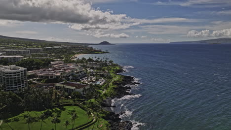 Wailea-makena-Maui-Hawaii-V5-Aéreo-A-Lo-Largo-De-Una-Costa-Escarpada-Capturando-Hoteles-Turísticos-De-5-Estrellas-Frente-Al-Mar-Y-Una-Playa-De-Arena-Con-La-Montaña-Kalahaku-Como-Telón-De-Fondo---Filmado-Con-Mavic-3-Cine---Diciembre-De-2022